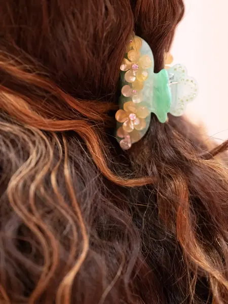 Nærbilde av hårspenne i brunt hår