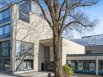 Thon Senter Larvik fasade, med inngang.