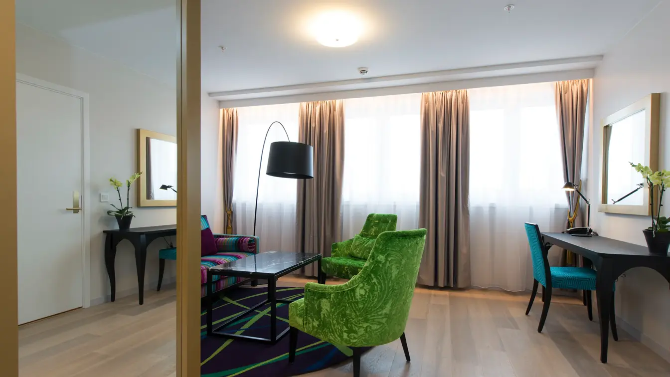 Sittegruppe, speil og arbeidspult i buisness room på Thon Hotel Rosenkrantz Oslo, som ligger i Oslo sentrum