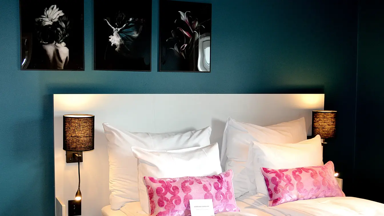 blå vegg, bilder, kamper, rosa puter, seng