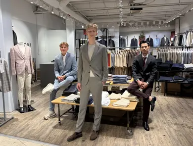 bilde av ansatt i butikken