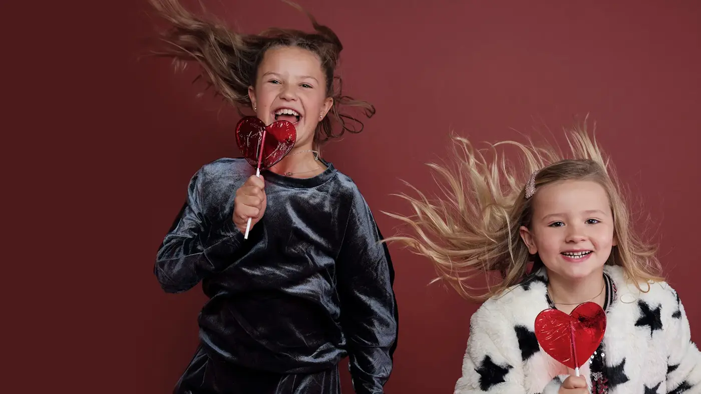 Bilde av jenter som hopper og spiser kjærlighet på pinne