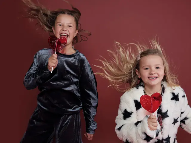 Bilde av jenter som hopper og spiser kjærlighet på pinne