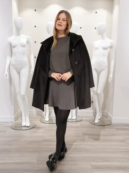 Dame med mørk blazer og strikkekjole