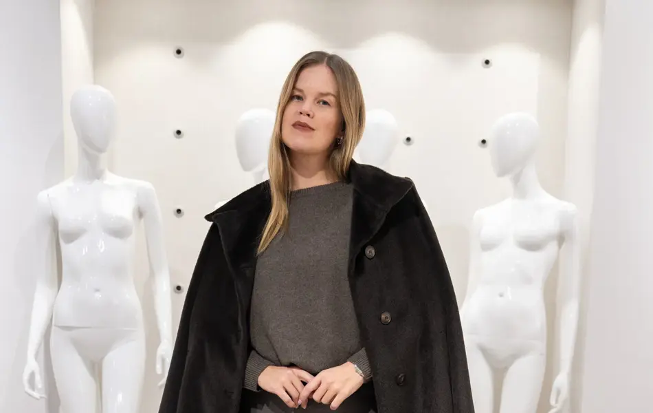 Dame med mørk blazer og strikkekjole