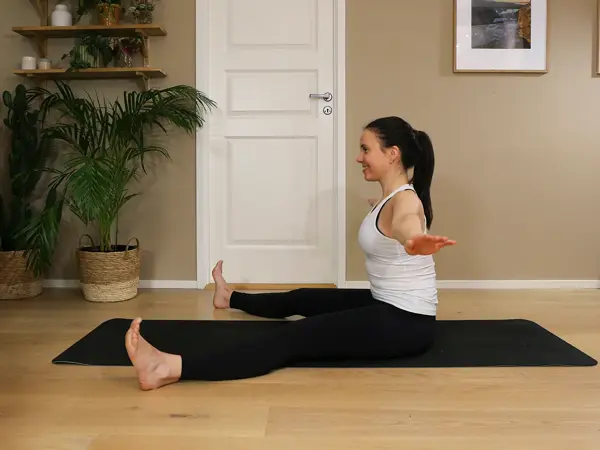 Anna viser Pilates-øvelser på treningsmatte på gulvet