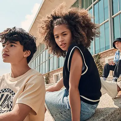 Fire barn som poserer med hm klær