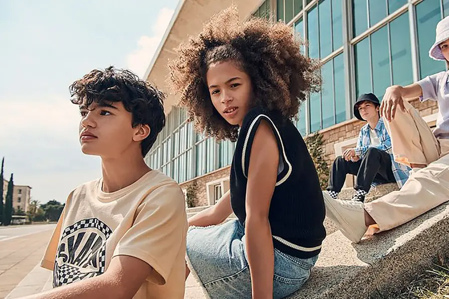 Fire barn som poserer med hm klær