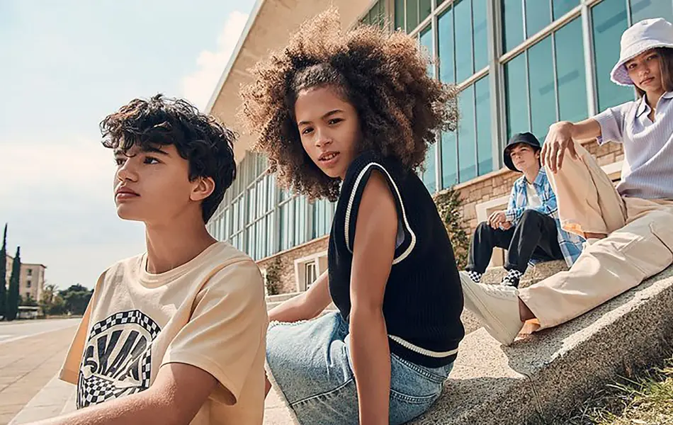 Fire barn som poserer med hm klær