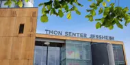 Thon Senter Jessheim fasade, toppen av senteret med logo.
