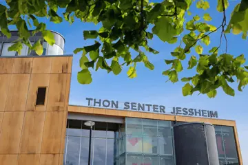 Thon Senter Jessheim fasade, toppen av senteret med logo.