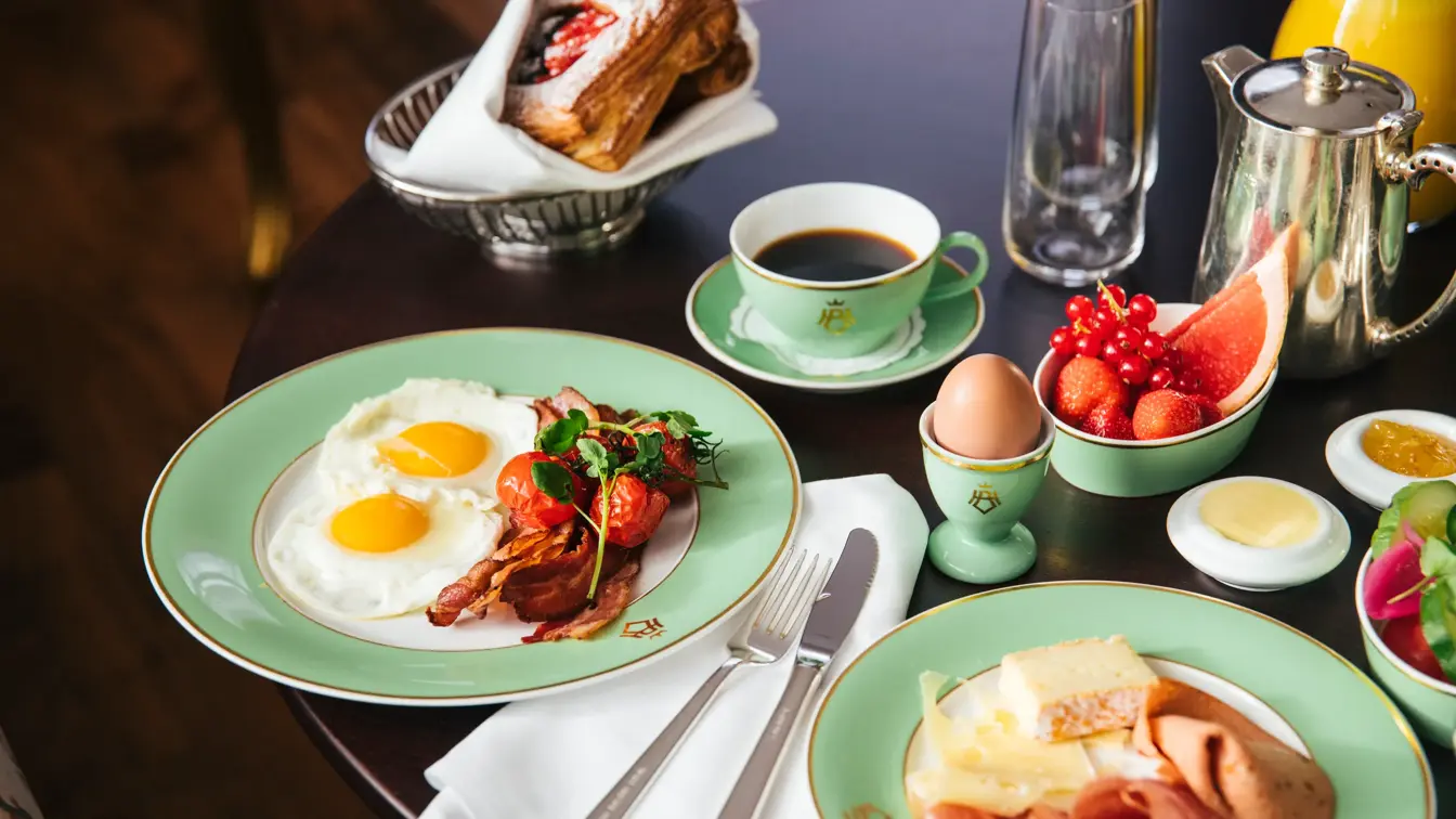 Room service, egg, bacon, youghurt, juice, bakst, appelsinjuice, kaffe, frukt og bær