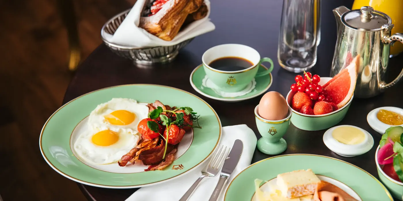 Room service, egg, bacon, youghurt, juice, bakst, appelsinjuice, kaffe, frukt og bær