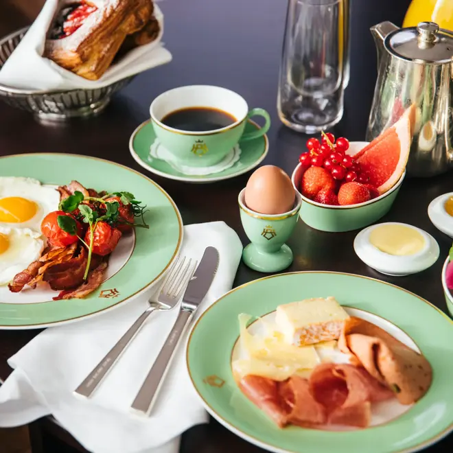 Room service, egg, bacon, youghurt, juice, bakst, appelsinjuice, kaffe, frukt og bær