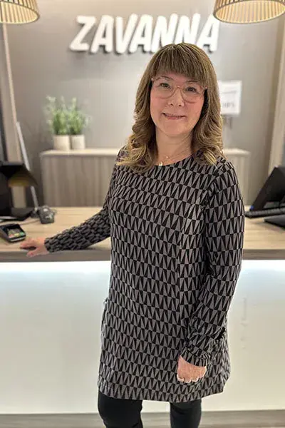 Dame med mønstret tunika fra Zavanna Alta