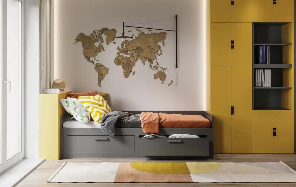 Plassbygget seng og oppbevaring langs vegg. Gule skap, gjentas i gul detalj på gulvmatte. Verdenskart malt på veggen. Dagslys kommer inn fra venstre. Interiørtrend vår 2022.