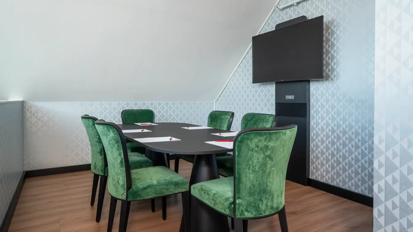 Spisebord, grønne stoler, TV