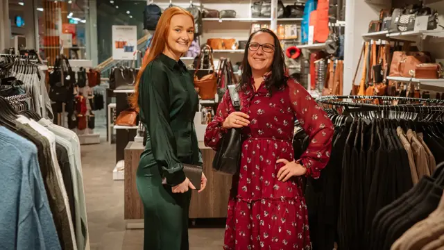 ansatte viser frem penkjoler