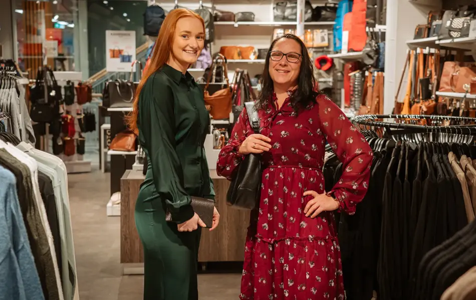 ansatte viser frem penkjoler