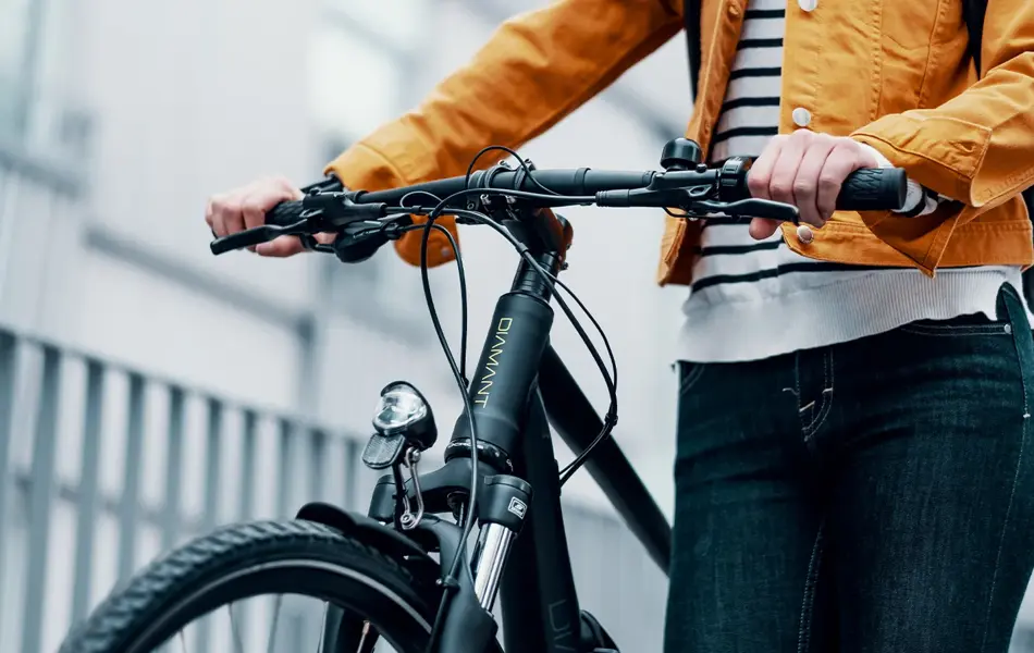 Noen som holder en sykkel