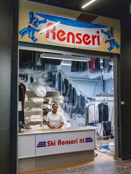 dame står på renseri