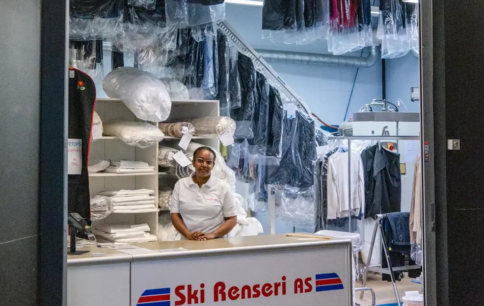 dame står på renseri