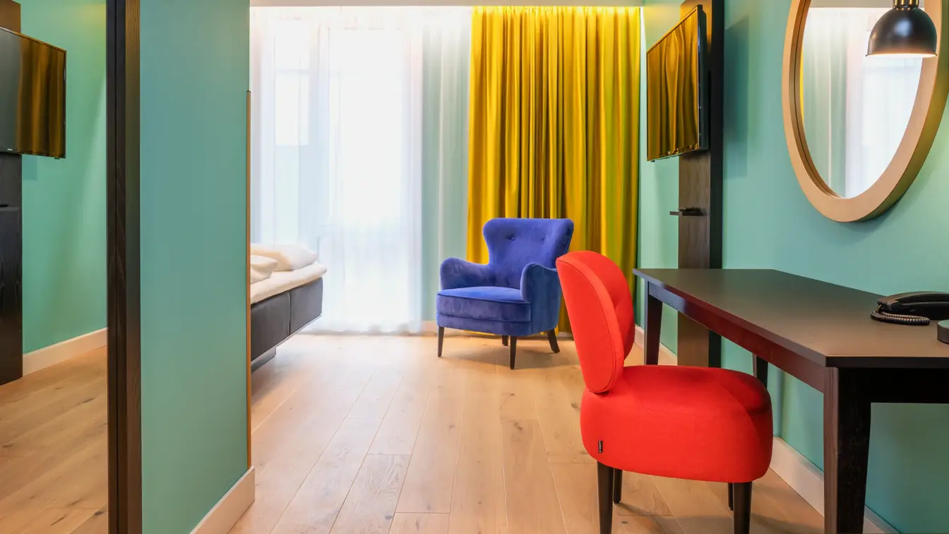 Skrivebord, stol og speil i standard HCP rom på Thon Hotel Storo