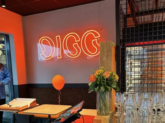 Restaurant til digg pizza åsane med logo på vegg