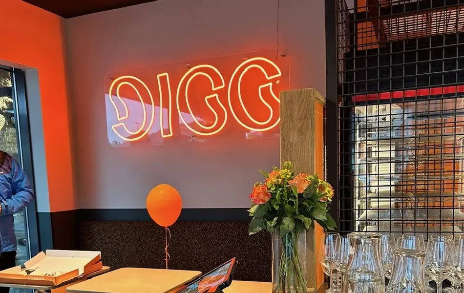 Restaurant til digg pizza åsane med logo på vegg