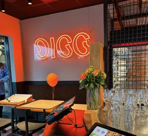 Restaurant til digg pizza åsane med logo på vegg