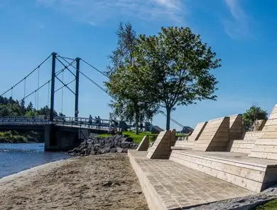 Trenbenk på en strand