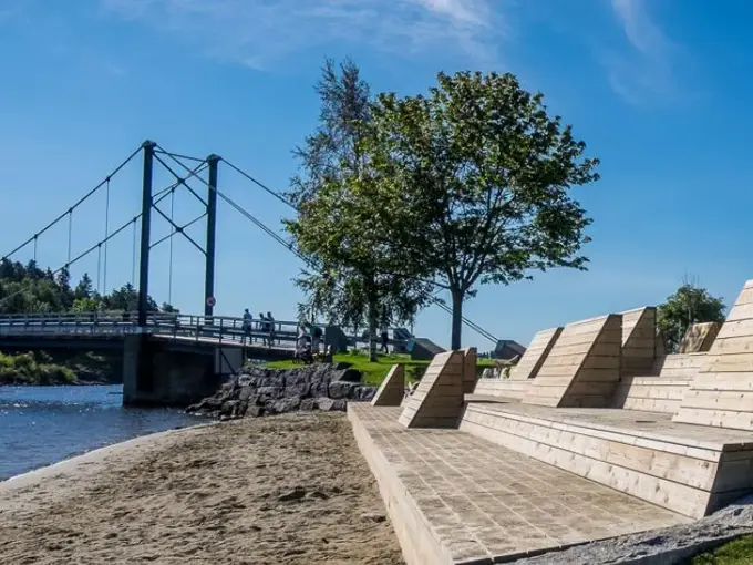Trenbenk på en strand