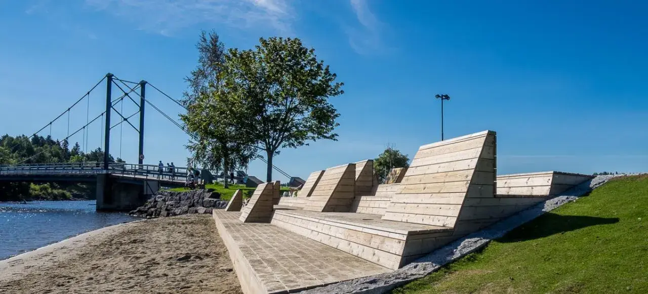 Trenbenk på en strand