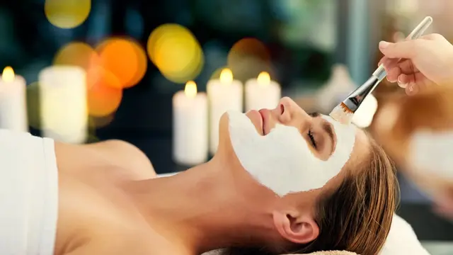 Dame som får ansiktsbehandling