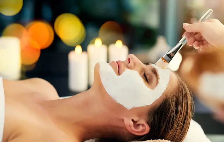 Dame som får ansiktsbehandling