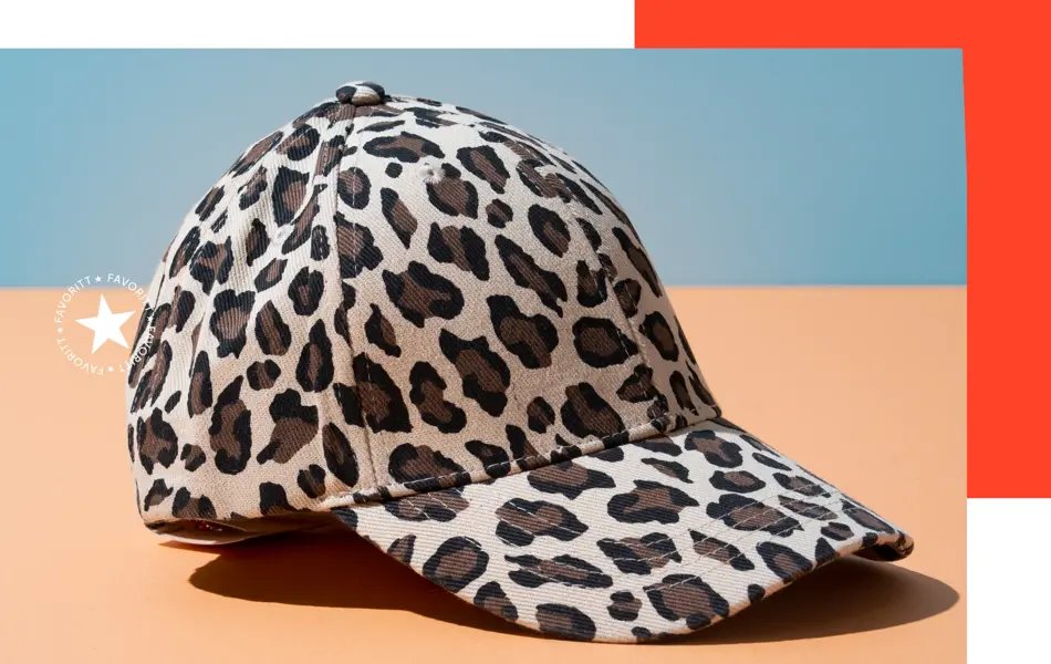 Leopardmønsteret gir ikke slipp med det første. Caps med dyreprint fra Scorett.