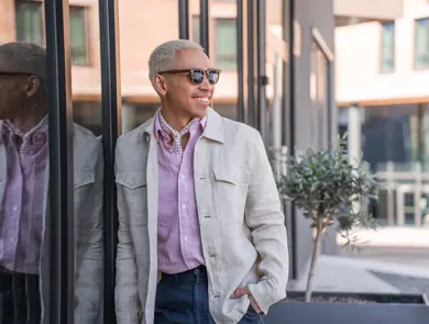 Mann som smiler i lindress