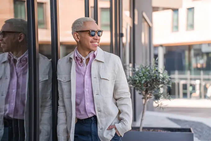 Mann som smiler i lindress