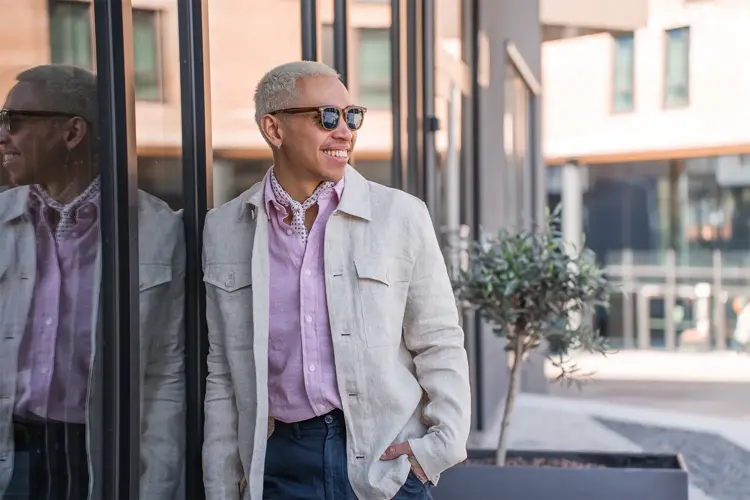 Mann som smiler i lindress