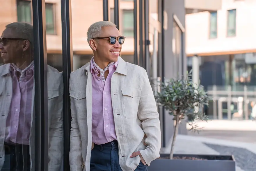 Mann som smiler i lindress