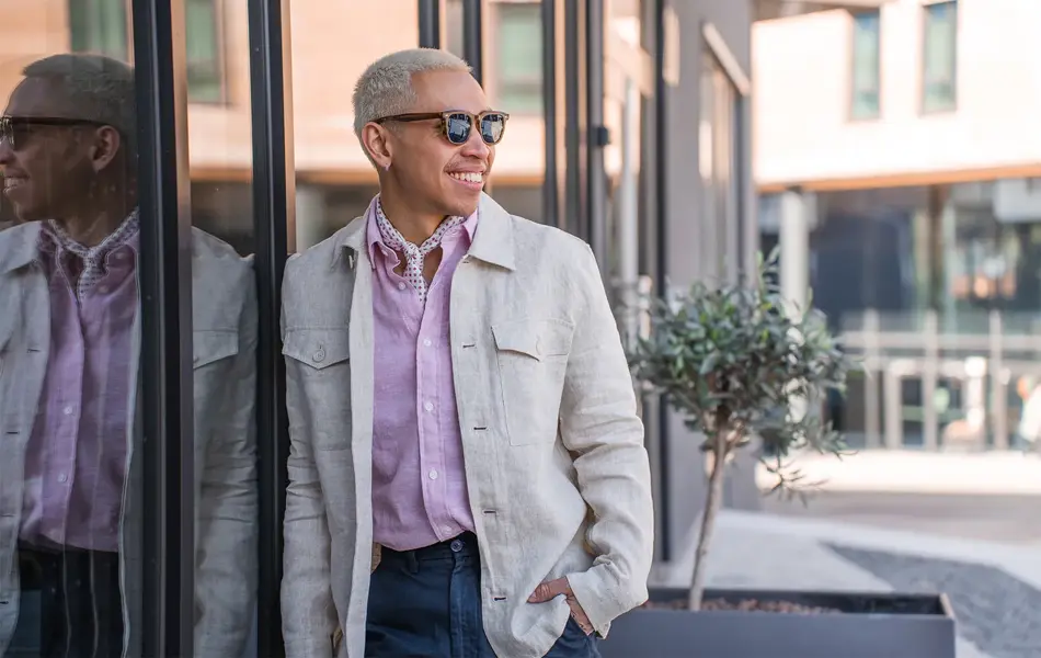 Mann som smiler i lindress