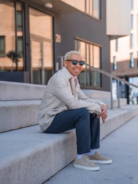 Mann som sitter i en trapp