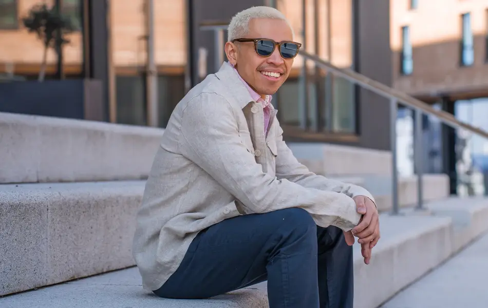 Mann som sitter i en trapp