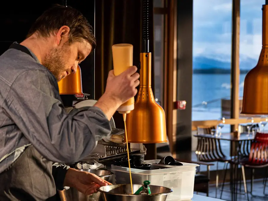 Mannlig kokk lager mat på Køl bar og bistro i Molde.