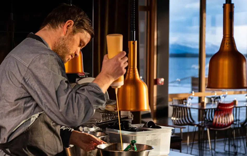 Mannlig kokk lager mat på Køl bar og bistro i Molde.