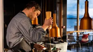 Mannlig kokk lager mat på Køl bar og bistro i Molde.