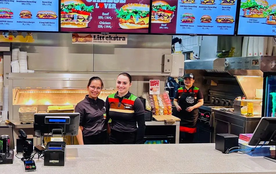 To bak disken som smiler til kameraet