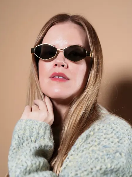 Dame med smale Celine solbriller med kantete glass