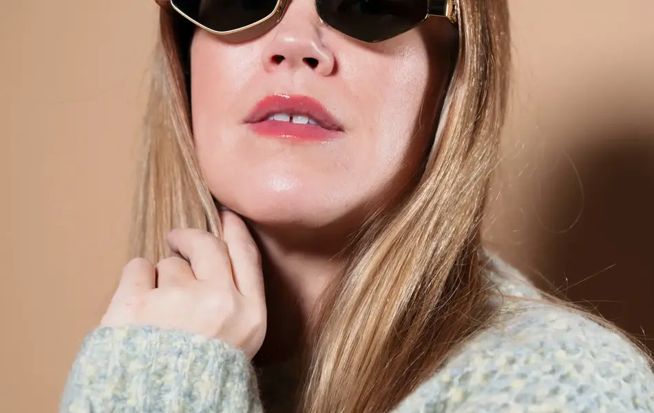 Dame med smale Celine solbriller med kantete glass