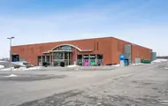 Fasadebilde av Thon Senter Borg, parkeringsplass og inngang bakside.